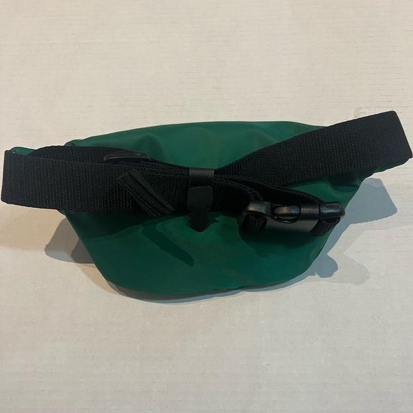 STRANGER THINGS X MAC FANNY PACK BUM BAG BRAND NEW IN WRAP - Picture 3 of 3